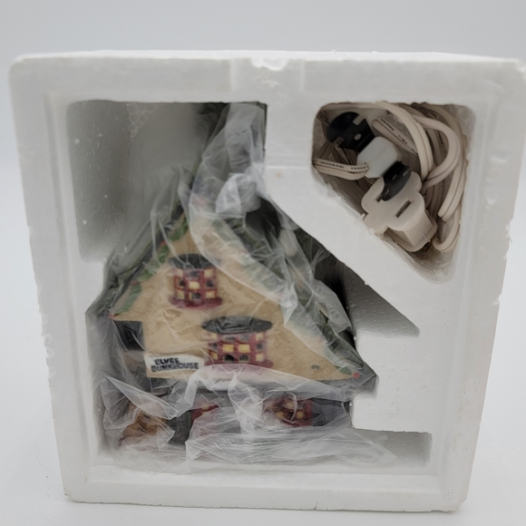 Department 56 - North Pole Series - “Elf bunkhouse”. - Picture 4 of 8